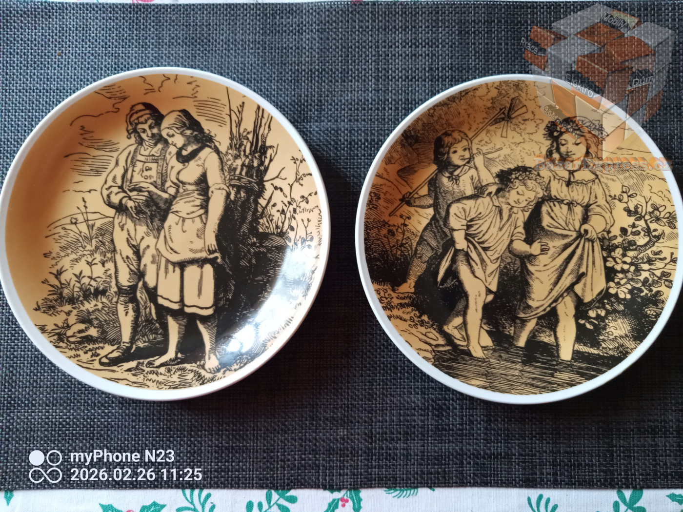 Dva krásné talířky na stěnu.