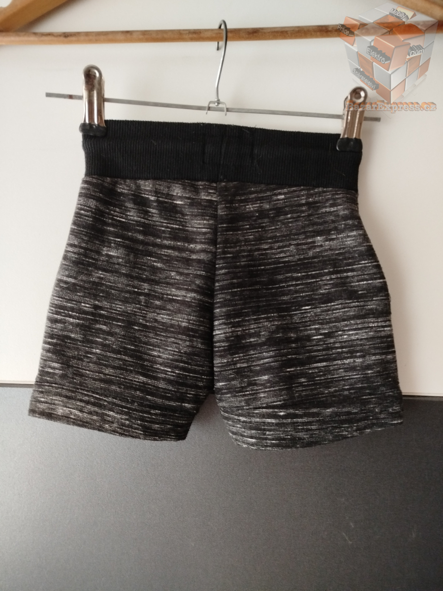  Kraťasy zn. Primark vel.92