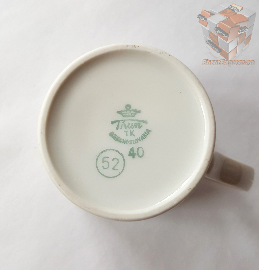 Samotný porcelánový hrníček