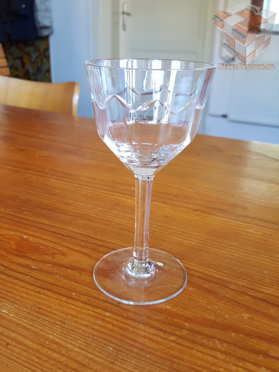 Stará tenkostěnná sklenička jemně broušená