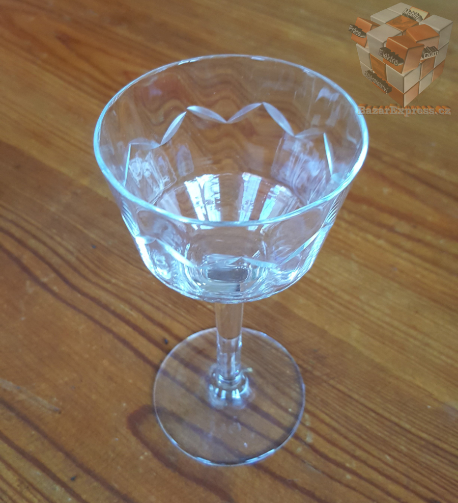 Stará tenkostěnná sklenička jemně broušená