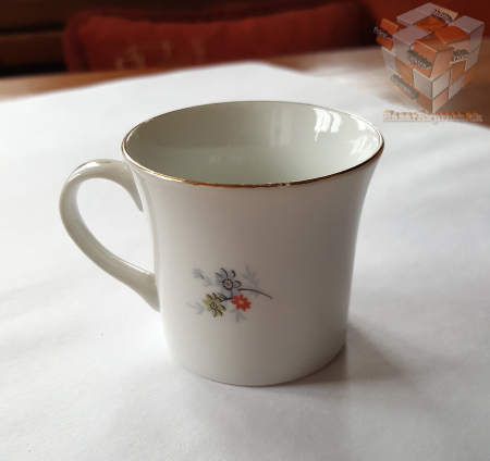 Samotný porcelánový hrníček